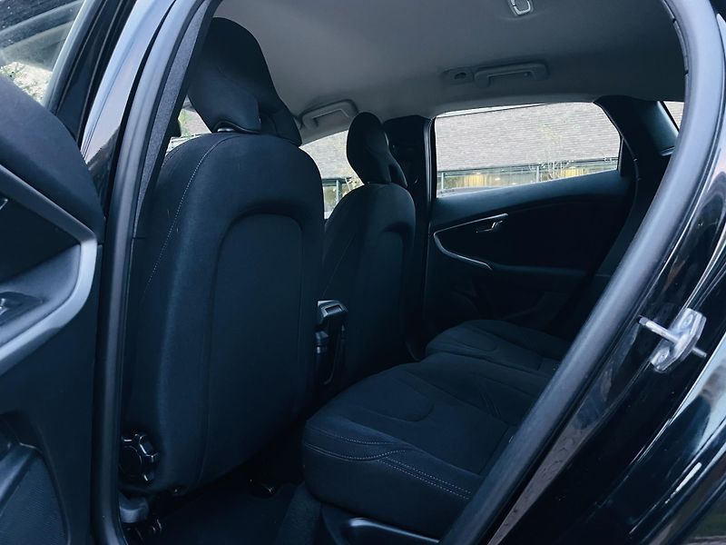 Volvo V40 2.0i MANUÁL 1.MAJITEL SENZORY - fotka 29 z 41