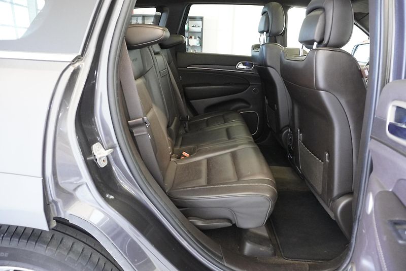 Jeep Grand Cherokee 3,0 V6 SUMMIT CRD  4WD AUT. - fotka 28 z 31