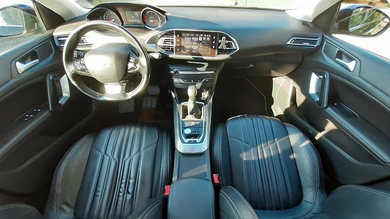 Peugeot 308 SW 1.6 BlueHDI Allure AUT - fotka 16 z 32
