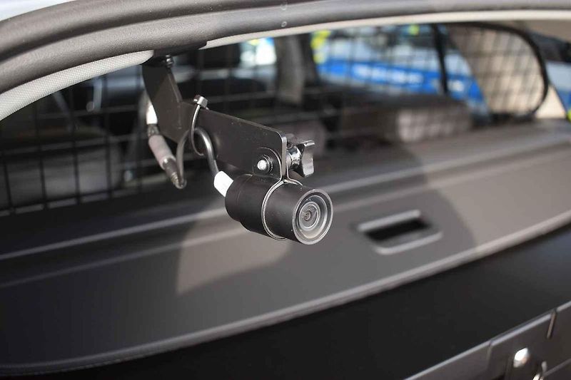 Nové Superby si policisté převzali přímo v areálu automobilky