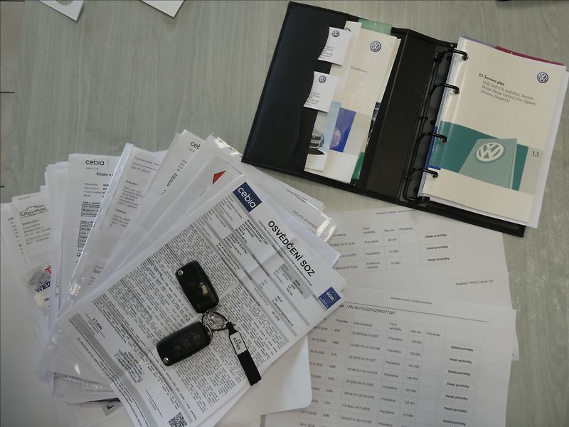 Volkswagen Golf 1,4 i16V serviska,ČR,2.majitel - fotka 39 z 49