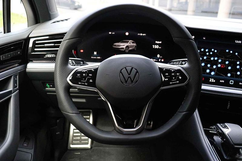 Volkswagen Touareg 3.0 TDI ve výbavě R-line.