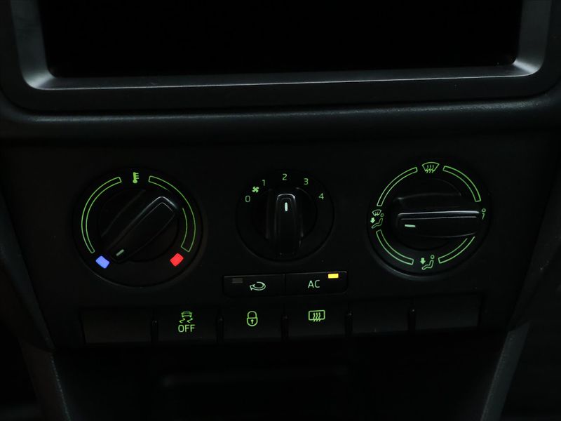 Škoda Rapid 1,2 TSI Klima Tažné CZ 1.Maj - fotka 17 z 25