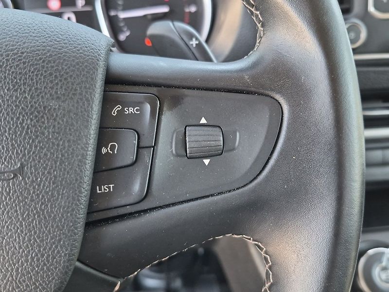 Toyota ProAce Verso Glass Shuttle 2.0 D 180 8A/T B - fotka 18 z 24
