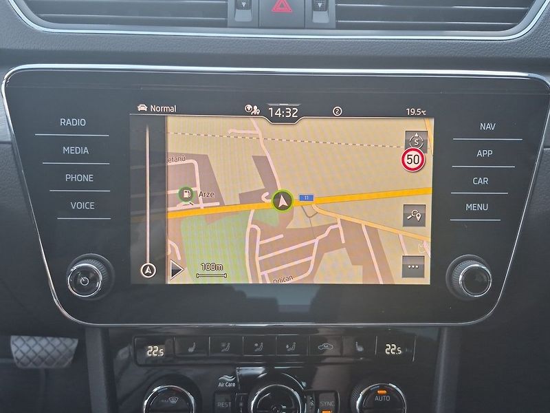 Škoda Superb Combi 2.0 TSI DSG Style+ 140 k - fotka 19 z 25