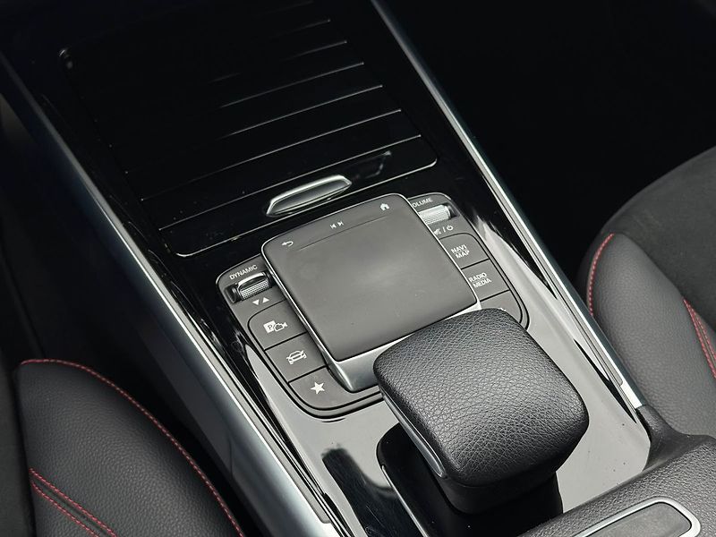 Mercedes-Benz GLB 220d 4MATIC AMG - fotka 17 z 27