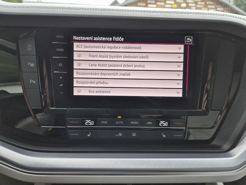 Volkswagen Touareg 3,0TDi 170kw 4x4 DSG TZ 19ALU - fotka 24 z 43