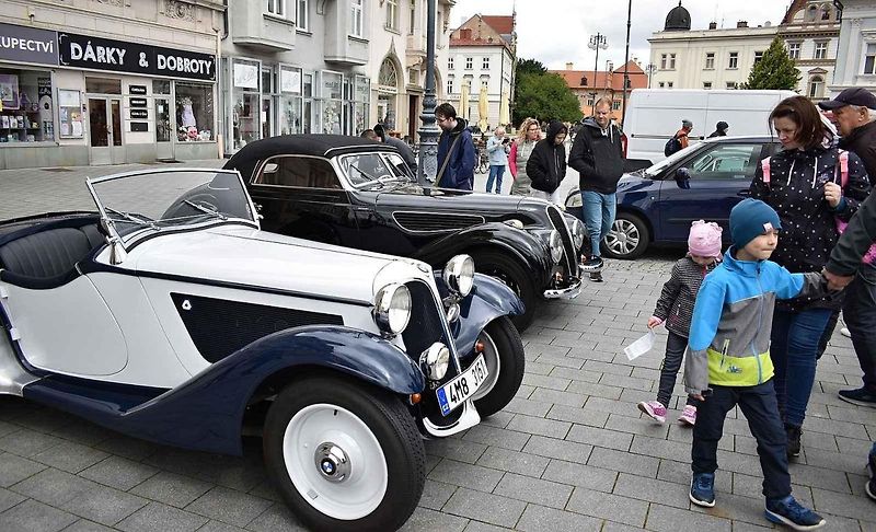 Tradiční sraz autoveteránistů na náměstí T. G. Masaryka v Prostějově. 18. května 2025