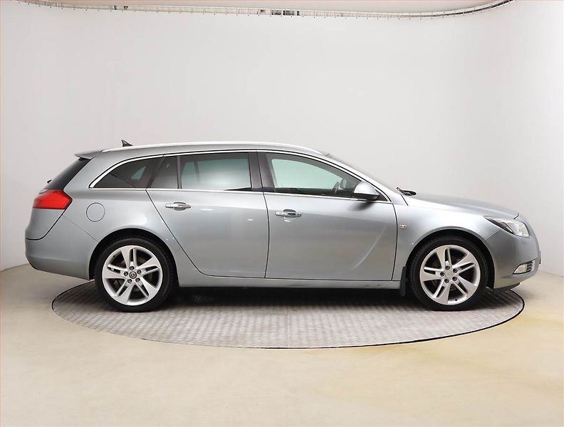 Opel Insignia (2011) 2.0 CDTI, 4X4, Xenony - fotka 6 z 19