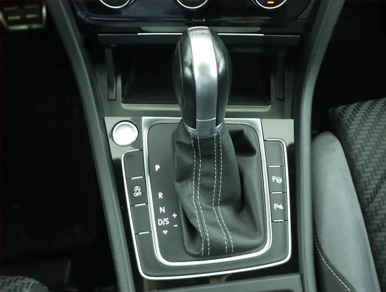 Volkswagen Golf (2018) R-Line 1.5 TSI, Automat - fotka 13 z 17