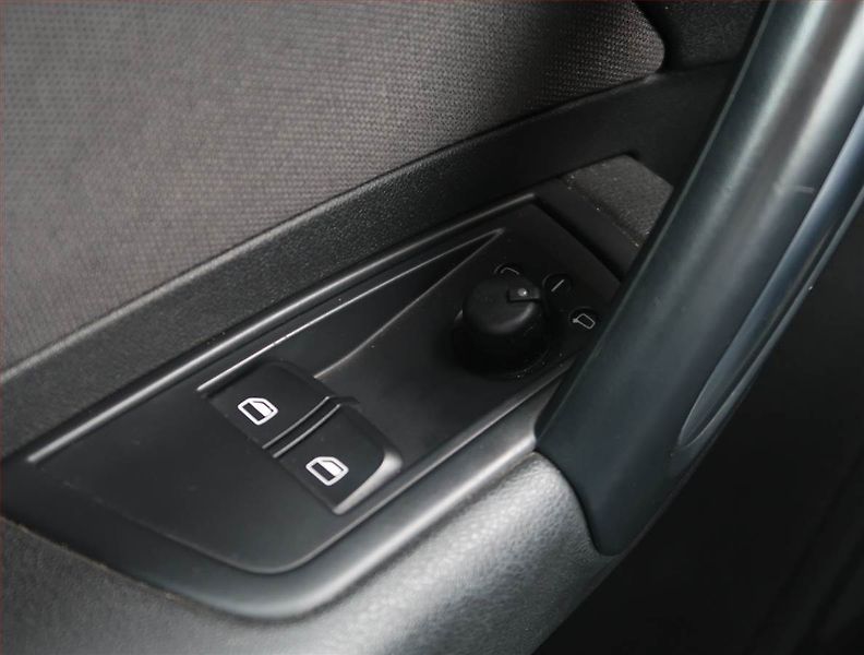 Audi A1 (2011) S-Line 1.6 TDI, Park. senzory - fotka 14 z 17