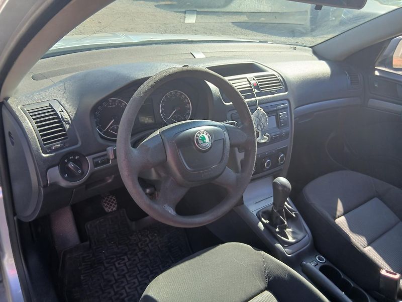 Škoda Octavia 1.6 TDI, Facelift, kosm. vady - fotka 18 z 27