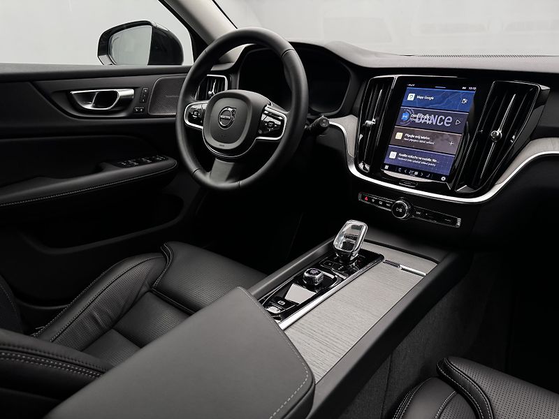 Volvo V60 B4 DARK PLUS AUT  - fotka 28 z 49