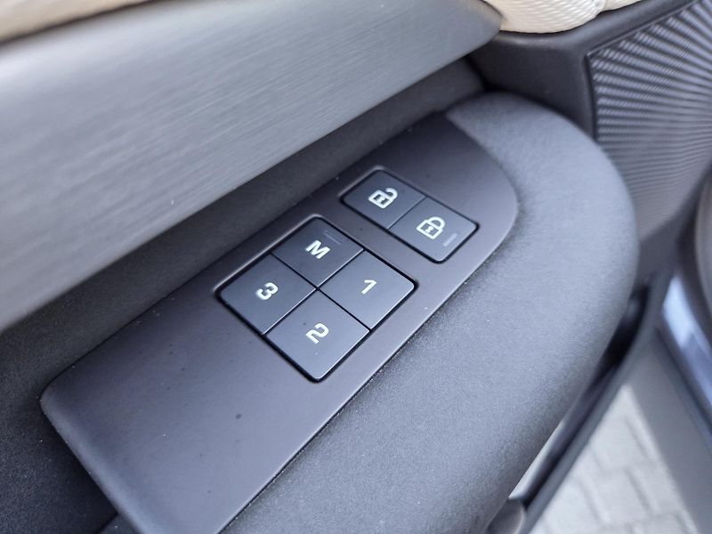 Land Rover Discovery D350 R-Dynamic HSE Pano HUD TZ - fotka 17 z 41