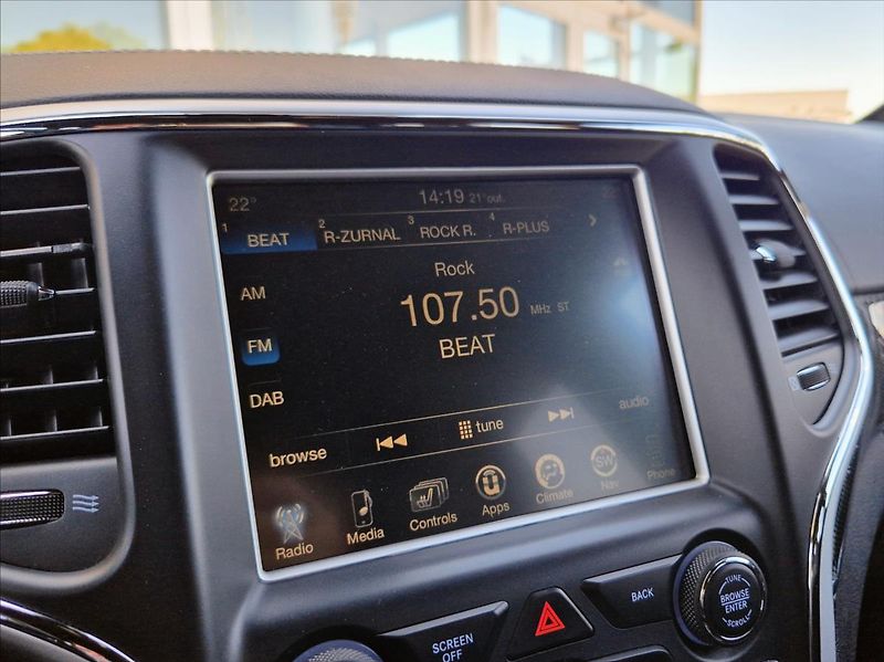 Jeep Grand Cherokee 6,4 i SRT 344kW NAVI TOPSTAV - fotka 25 z 32