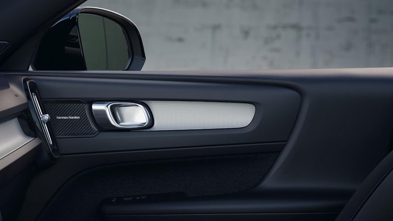 Volvo XC40 (2026) B3 BLACK EDITION PLUS AUT - fotka 11 z 17