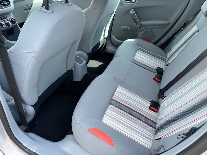 Peugeot 208 (2014) 1.2i 60kw - fotka 11 z 23