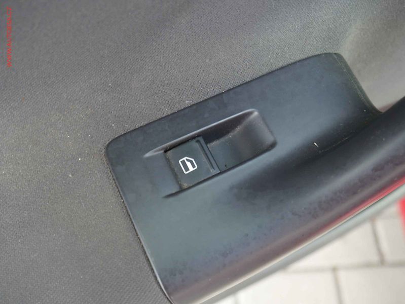 Volkswagen Golf (2009) 1.9 TDi, ČR, Trendline, TZ - fotka 12 z 17