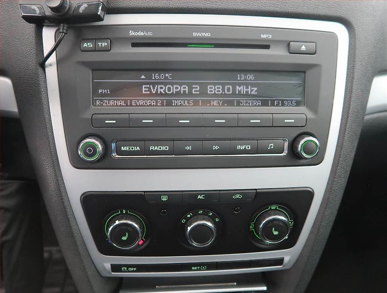 Škoda Octavia (2011) Ambiente 1.4 TSI, Serv.kniha - fotka 12 z 17