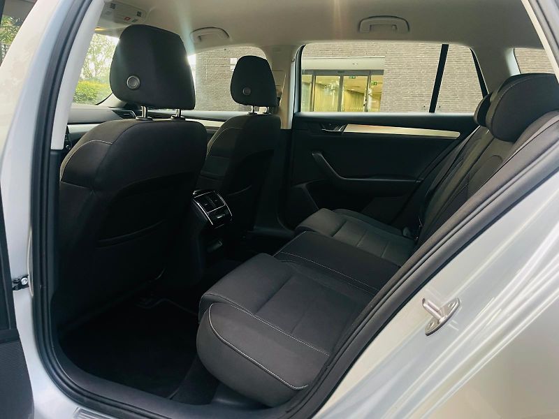 Škoda Superb 1.4TSI 4x4 MANUÁL VÝHŘEV TAŽNÉ - fotka 32 z 45
