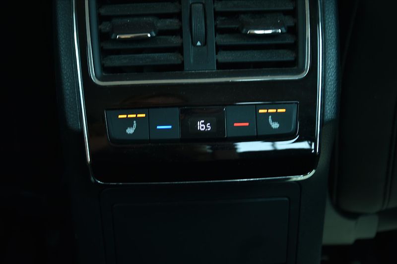 Škoda Superb 2.0TDI STYLE TAŽNÉ 1.MAJ. ČR - fotka 24 z 27