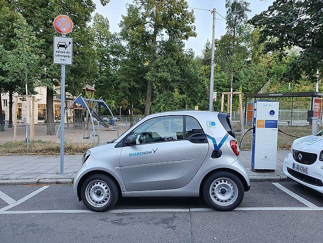 Ani elektromobil není v Německu automaticky zbaven povinnosti mít zelenou plaketu. Rozhodují pravidla konkrétního města., zdroj: Bigbossfarin / Wikimedia Commons, CC0