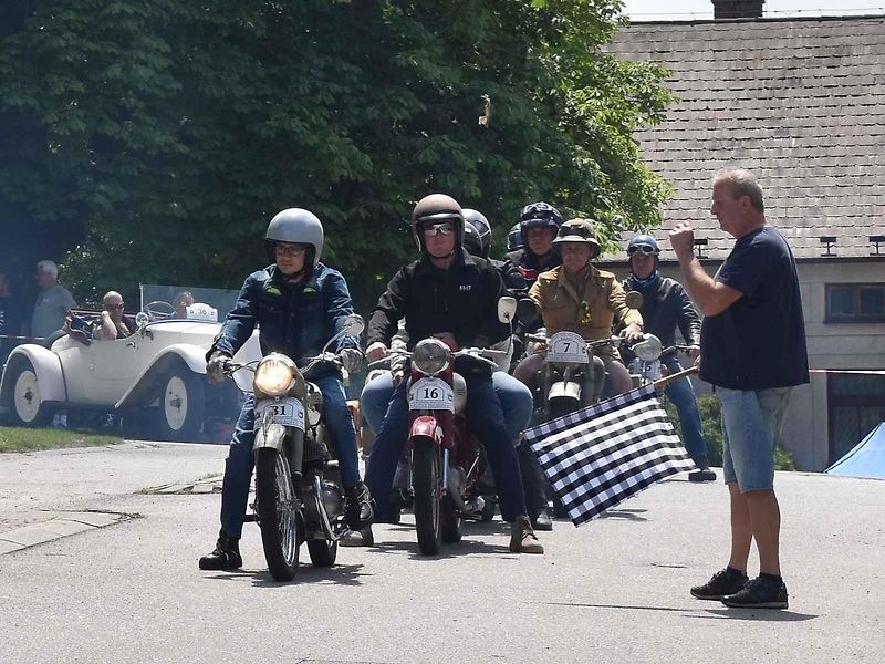 Tradiční závod S kopce do kopce si nenechalo letos ujít na sedm desítek posádek historických automobilů a motocyklů.