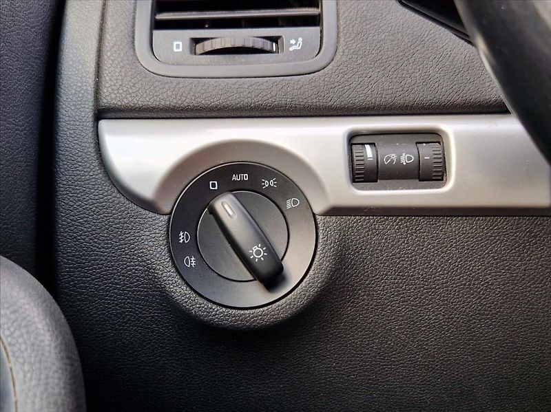 Škoda Yeti 2,0 TDI AC NAVI VÝHŘEVY - fotka 30 z 30