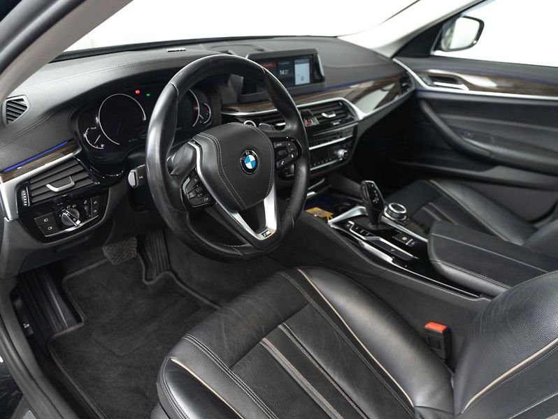 BMW Řada 5 520d xDrive - fotka 14 z 22