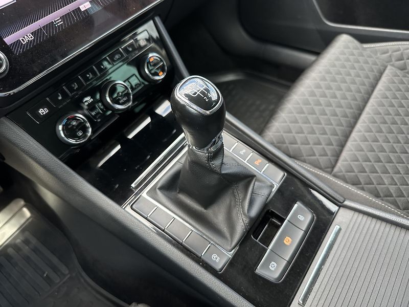 Škoda Superb 2.0 TDI Style - fotka 19 z 37