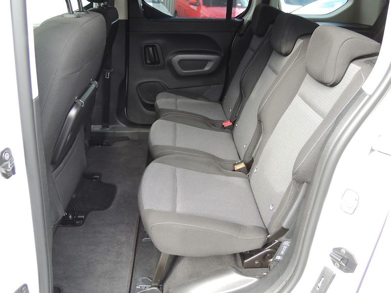 Toyota ProAce City Verso (2023) 1.2T,81kw,Family,7míst,1maj.ČR - fotka 63 z 76