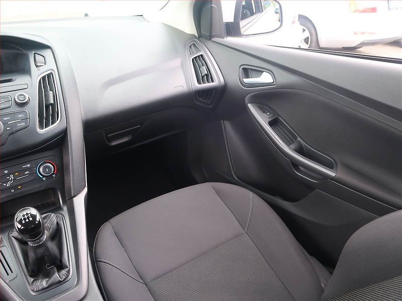 Ford Focus (2015) 1.6 i, Serv.kniha - fotka 8 z 17