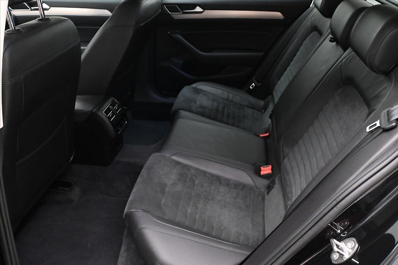 Volkswagen Passat 2,0 TDI 140 kW DSG 4Motion Zár - fotka 14 z 31