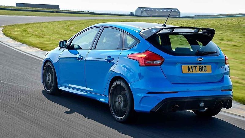 Bíle kouřící Ford Focus RS s vadným těsněním pod hlavou.