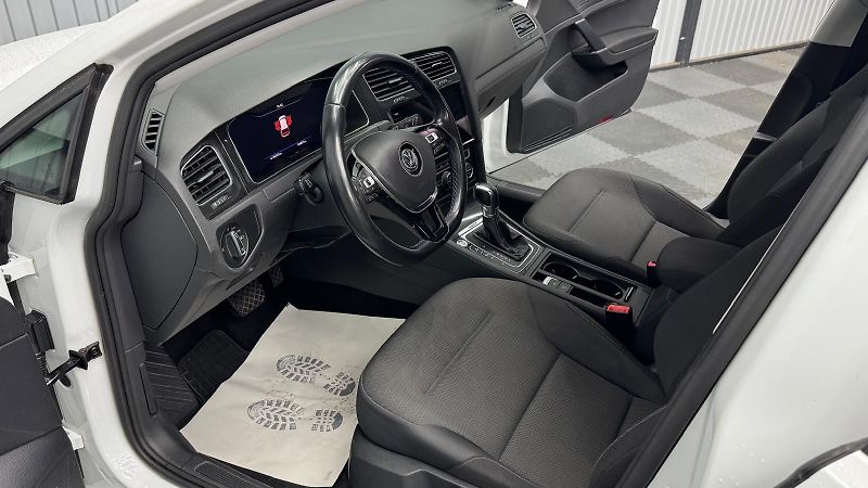 Volkswagen e-Golf (2018) 100KW - fotka 14 z 24
