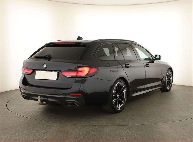 BMW Řada 5 (2023) 530d xDrive - fotka 5 z 20