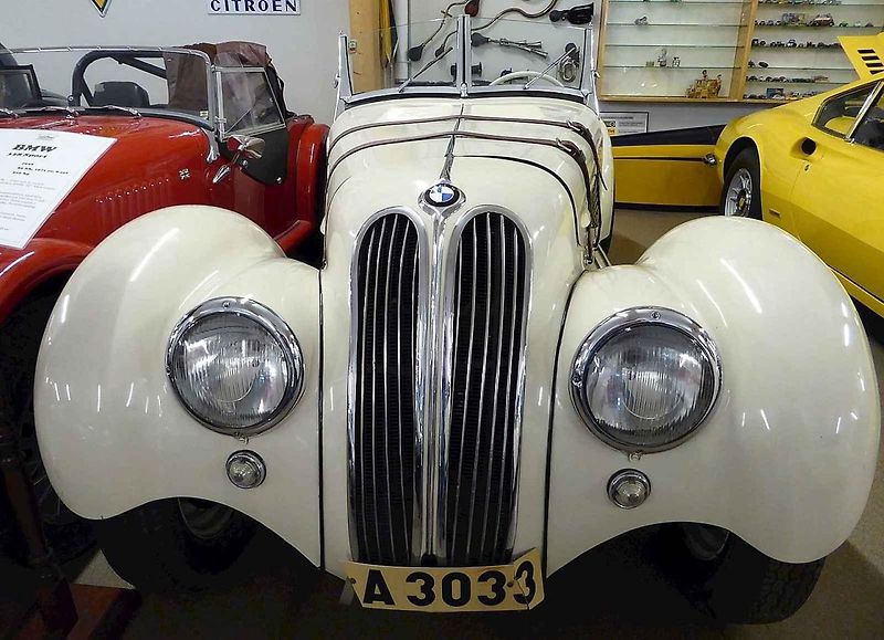 Vůz BMW 328 byl už od začátku navržený jako soutěžní model, který má dát bavorské značce sportovní image. Na snímku je BMW 328 z roku 1938 v Louwman Muzeu.