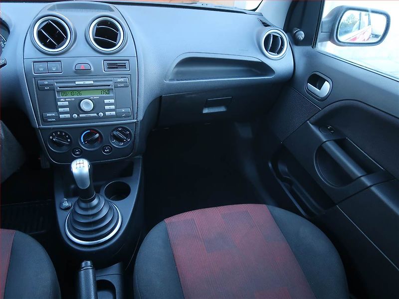 Ford Fiesta (2007) 1.4 TDCi, ČR,1.maj - fotka 8 z 14