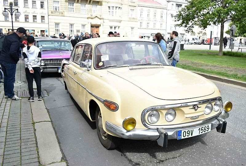 Tradiční sraz autoveteránistů na náměstí T. G. Masaryka v Prostějově. 18. května 2025