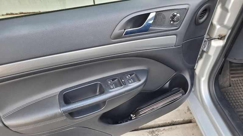 Škoda Octavia 1,6 FSI 85 KW ELEGANCE - fotka 16 z 23