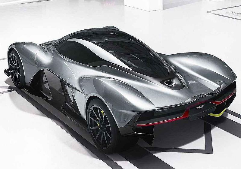Aston Martin Valkyrie se Serenou Williams.
