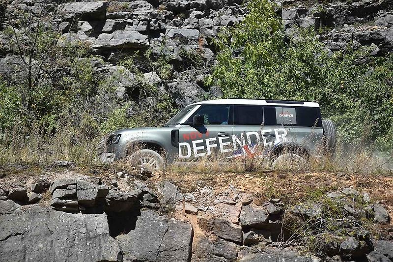 Prezentace vozu Land Rover Defender v lomu Velká Amerika