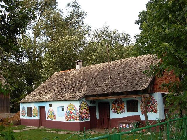 Domy nejsou žádný skanzen. Lidé v nich opravdu žijí.