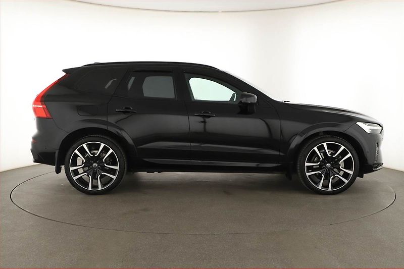 Volvo XC60 (2023) D5 AWD - fotka 6 z 20