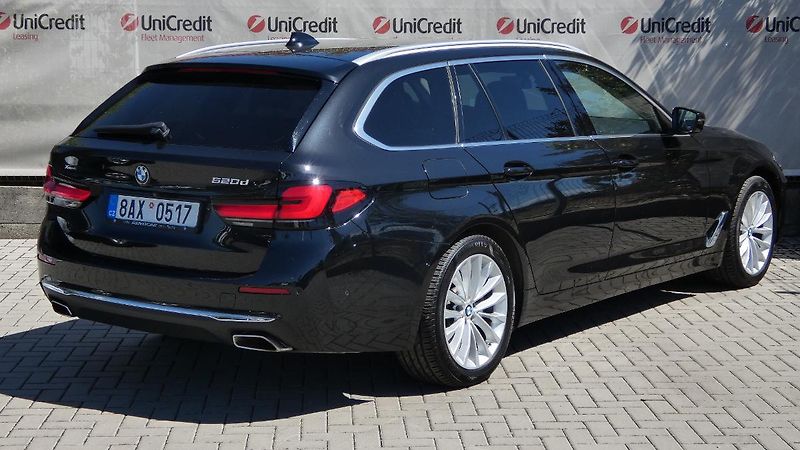 BMW Řada 5 Touring 520d xDrive - fotka 3 z 25