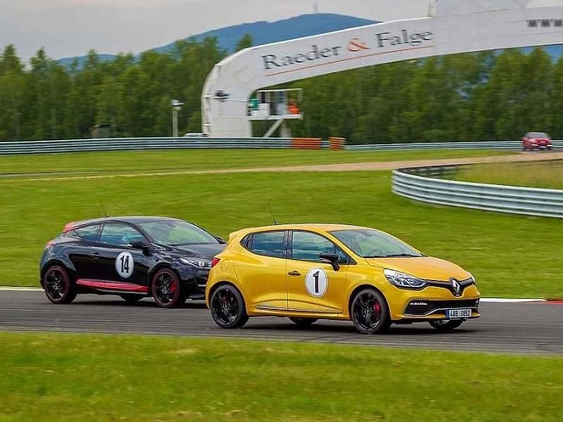 Rychlé Renaulty na Autodromu v Mostě.