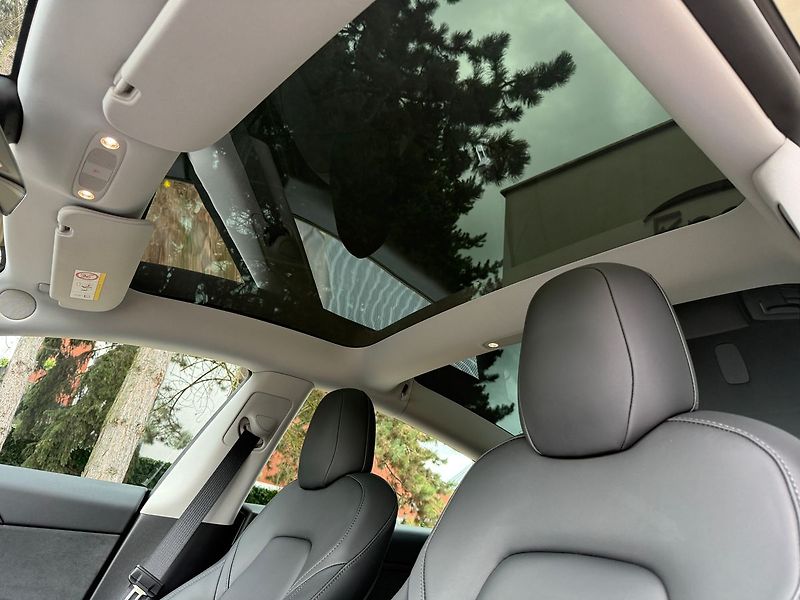 Tesla Model 3 Long Range AWD - fotka 13 z 40