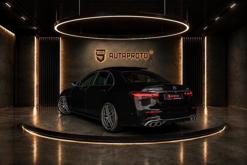 Mercedes-Benz Třídy E (2022) 53-AMG-4M-PANO-DIS-360-GTsport - fotka 4 z 14