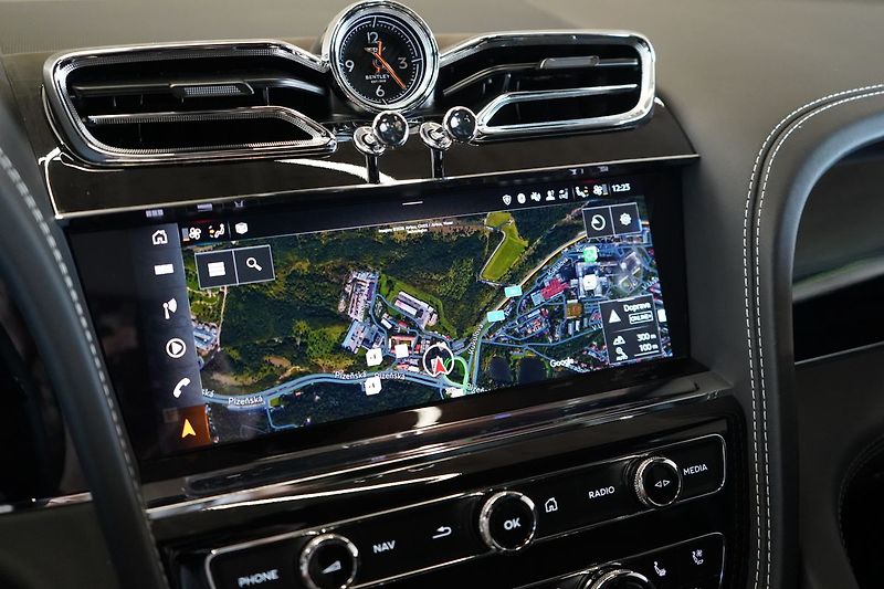 Bentley Bentayga V8, AWD, Panorama, 360° kamera - fotka 32 z 50