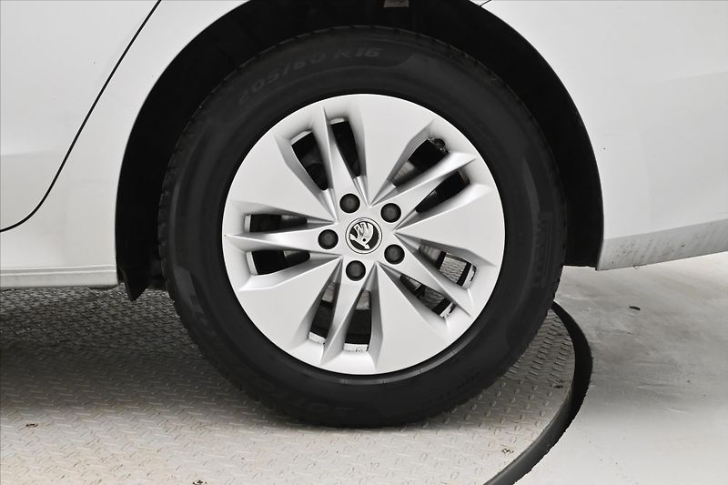 Škoda Octavia 2,0 TDI 110 kW DSG Ambition Zá - fotka 30 z 30